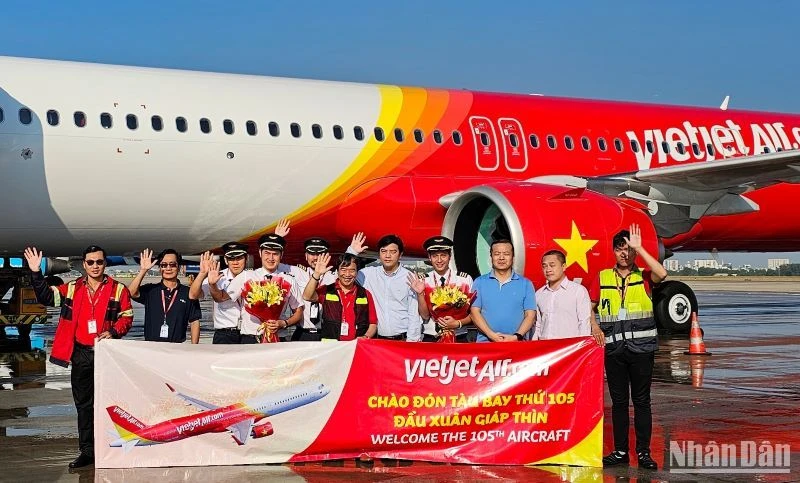 Tàu bay A321neo ACF mới được chào đón bởi lãnh đạo, cán bộ nhân viên, phi hành đoàn Vietjet. 