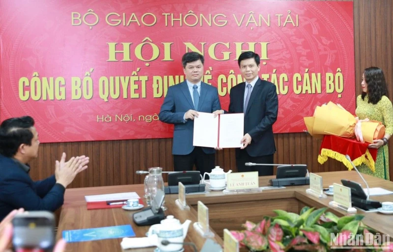 Thứ trưởng Giao thông vận tải Lê Anh Tuấn trao quyết định bổ nhiệm ông Nguyễn Công Long giữ chức Thành viên Hội đồng thành viên VATM.