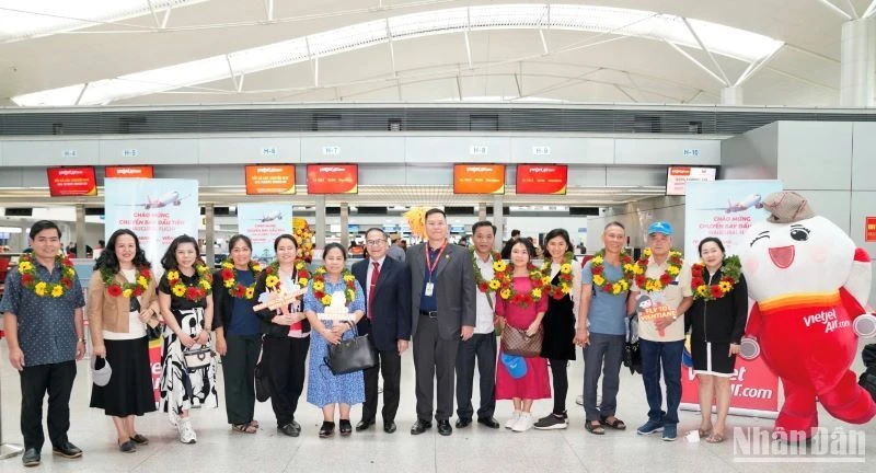 Phó Tổng lãnh sự Lào tại Thành phố Hồ Chí Minh Souvannaseng Amphay cùng lãnh đạo Vietjet tặng hoa và chúc mừng những hành khách đầu tiên trên chuyến bay khai trương từ Thành phố Hồ Chí Minh đi Vientiane.