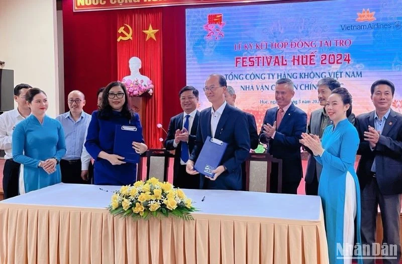 Hãng hàng không quốc gia Việt Nam (Vietnam Airlines) tiếp tục tham gia Festival Huế 2024 với danh vị “Nhà vận chuyển chính thức”.