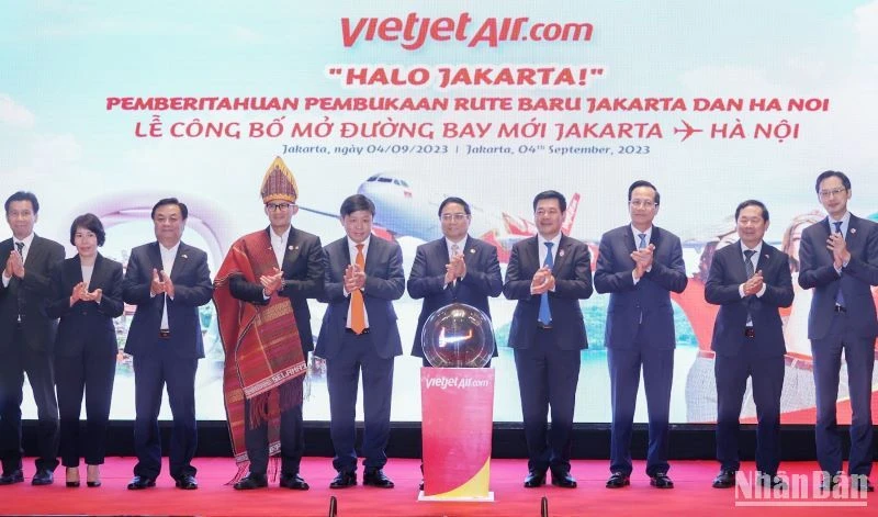 Thủ tướng Chính phủ Phạm Minh Chính và lãnh đạo các bộ ngành dự lễ công bố mở đường bay Hà Nội-Jakarta (Indonesia).
