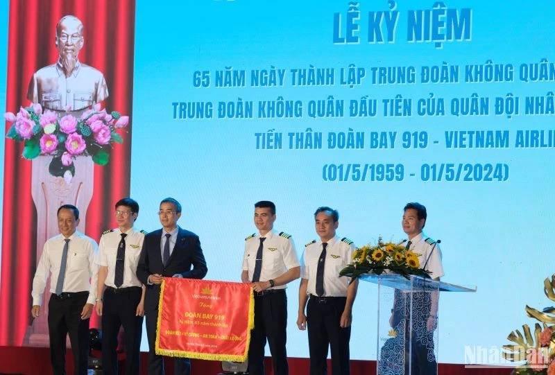 Đoàn bay 919 nhận bức trướng Kỷ niệm 65 năm Ngày thành lập.