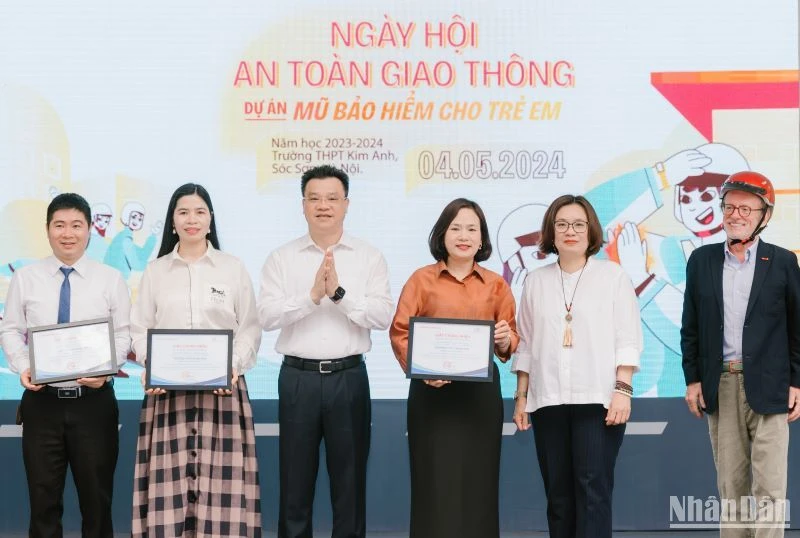 Trao chứng nhận tham gia dự án Mũ bảo hiểm cho trẻ em, năm học 2023-2024 cho đại diện một số Trường THPT trên địa bàn Hà Nội.