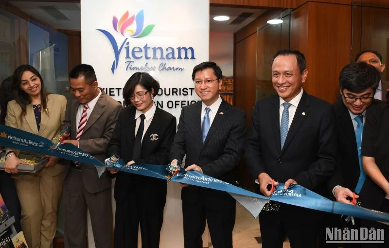 Đại sứ Việt Nam tại Ấn Độ, Tổng Giám đốc Vietnam Airlines Lê Hồng Hà và đại diện các đối tác cắt băng khai trương Trung tâm thông tin du lịch Việt Nam tại Ấn Độ.
