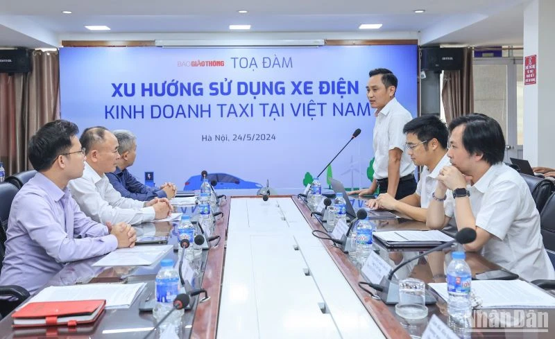 Các đại biểu tham dự tọa đàm Xu hướng sử dụng xe điện kinh doanh taxi tại Việt Nam.