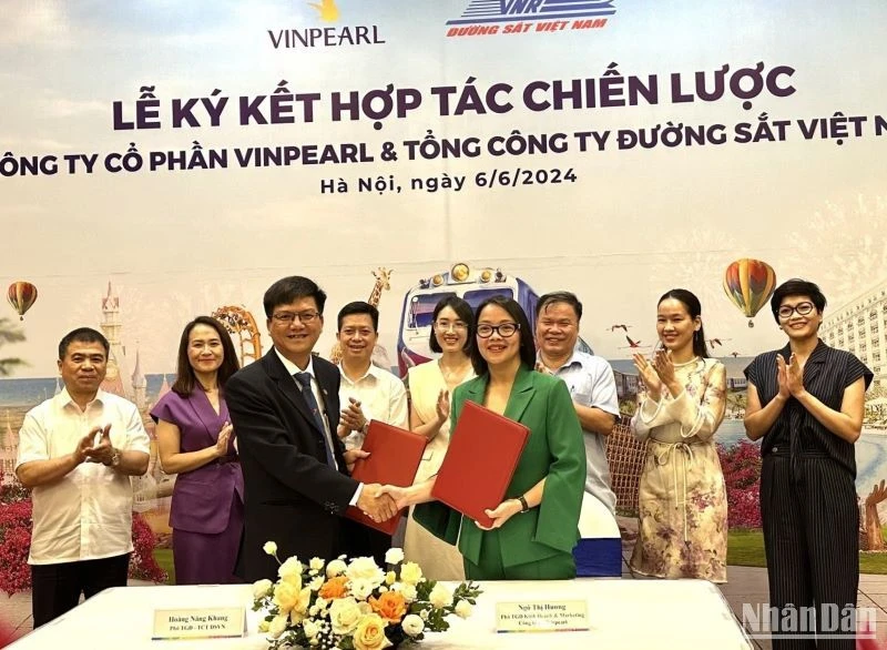Tổng công ty Đường sắt Việt Nam ký thỏa thuận hợp tác chiến lược với Công ty cổ phần Vinpearl nhằm thúc đẩy phát triển các điểm đến du lịch tại Việt Nam.