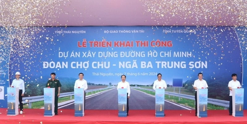 Lãnh đạo Bộ Giao thông vận tải và tỉnh Thái Nguyên, Tuyên Quang nhấn nút triển khai dự án. 