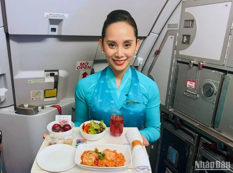 Vietnam Airlines phục vụ các món ăn, thức uống từ mận hậu Sơn La trên nhiều đường bay nội địa và quốc tế từ ngày 8 đến 15/6/2024.