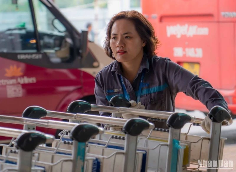 Chị Bùi Thị Huyên, nhân viên Đội xe đẩy, Trung tâm Khai thác ga Nội Bài (NIA).