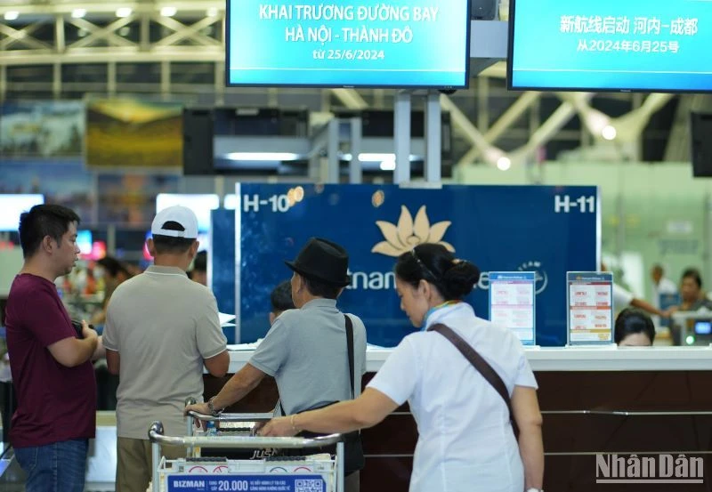 Những hành khách đầu tiên trên chuyến bay của Vietnam Airlines từ Thành Đô (Trung Quốc).