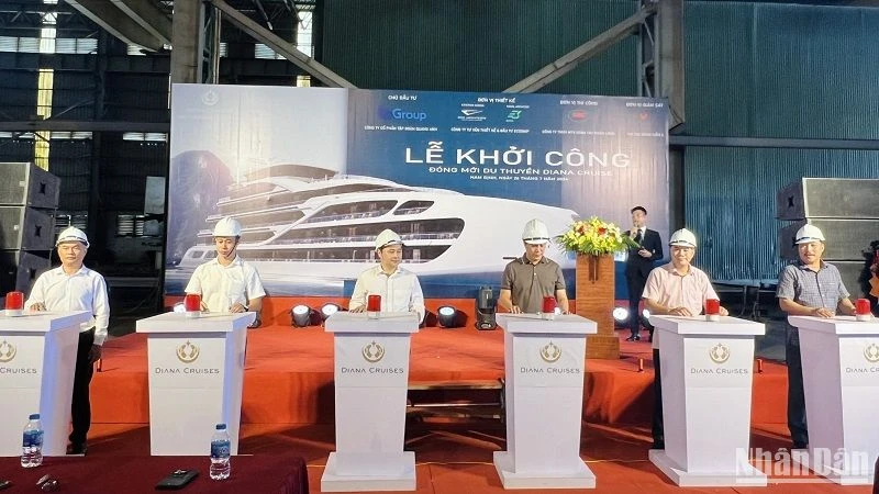 Đại diện lãnh đạo các đơn vị liên quan bấm nút khởi công, đóng mới du thuyền 5 sao Diana Cruise.