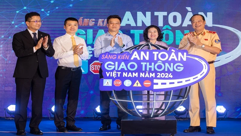 Các đại biểu phát động cuộc thi Sáng kiến an toàn giao thông Việt Nam năm 2024. (Nguồn ảnh: Báo Dân trí)