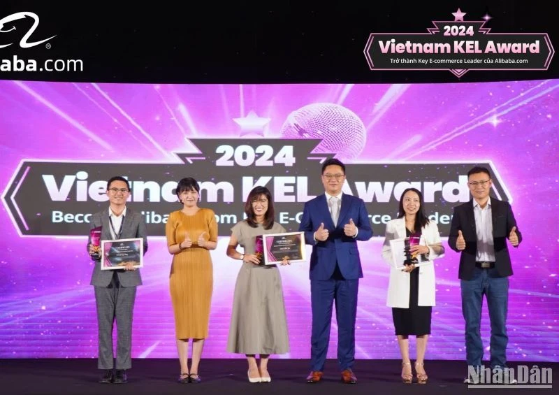 Đại diện Alibaba.com trao giải cho các thí sinh xuất sắc nhất Vòng chung kết quốc gia KEL Award tại Việt Nam.