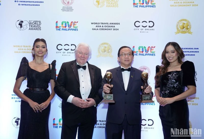 Ông Graham Cooke (thứ hai từ trái sang), nhà sáng lập và chủ tịch World Travel Awards chúc mừng Vietjet và trao cúp cho Phó Tổng Giám đốc Đỗ Xuân Quang.