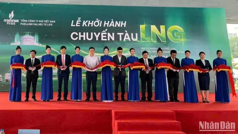 Lần đầu tiên, tàu hỏa chở 16 bồn khí LNG từ nam ra bắc