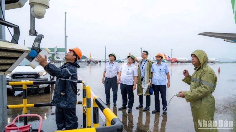 Lãnh đạo Cảng Hàng không quốc tế Nội Bài đi kiểm tra các vị trí quan trọng, chỉ đạo công tác chuẩn bị ngừng tiếp thu, khai thác tàu bay.