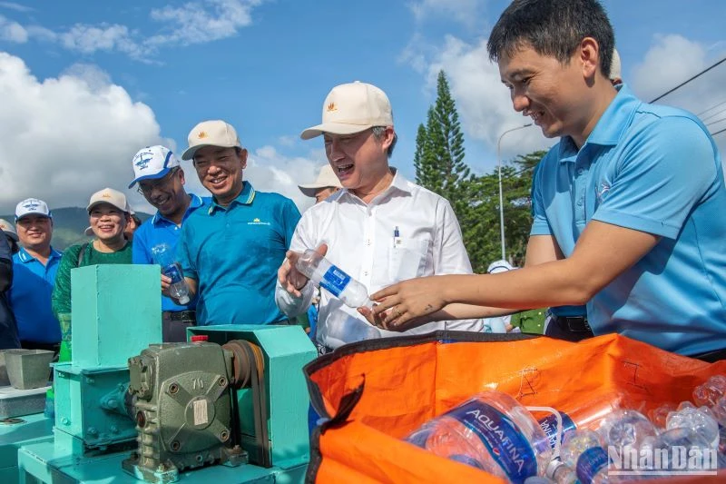 Đại diện lãnh đạo tỉnh Bà Rịa-Vũng Tàu, huyện Côn Đảo, Hãng hàng không quốc gia và người dân trải nghiệm tái chế rác nhựa tại ngày hội.