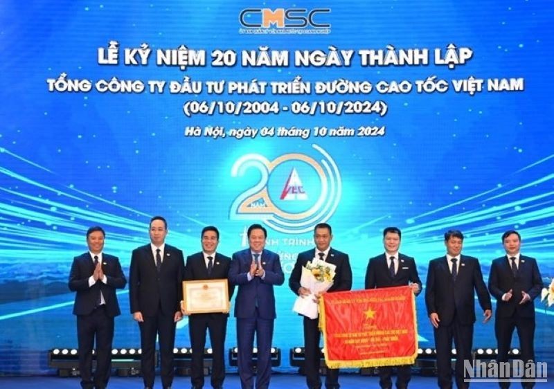 Phát biểu ý kiến tại lễ kỷ niệm 20 năm Ngày thành lập Tổng công ty Đầu tư phát triển đường cao tốc Việt Nam-VEC (6/10/2004-6/10/2024), ông Nguyễn Hoàng Anh, Ủy viên Trung ương Đảng, Chủ tịch Ủy ban Quản lý vốn nhà nước tại doanh nghiệp nhấn mạnh, VEC đã và đang khẳng định mô hình, phát huy vai trò nòng cốt trong hoạt động đầu tư, quản lý khai thác vận hành đường bộ cao tốc.