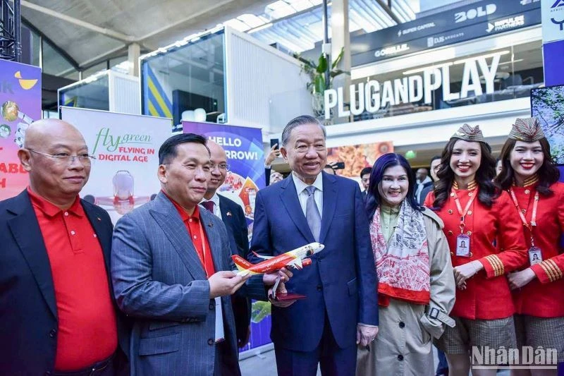 Tổng Bí thư, Chủ tịch nước Tô Lâm thăm gian hàng Vietjet tại Franco Tech 2024. (Ảnh: Quang Nguyễn) 