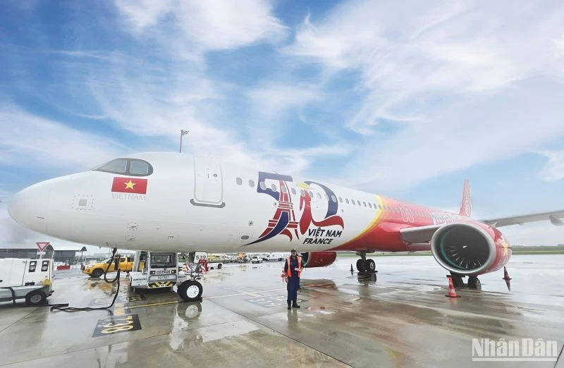 Tàu bay A321 thế hệ mới mang hình ảnh biểu tượng kỷ niệm 50 năm thiết lập quan hệ ngoại giao Việt Nam-Pháp đã được Tập đoàn Airbus bàn giao cho hãng hàng không Vietjet tại sân bay Orly (Paris).