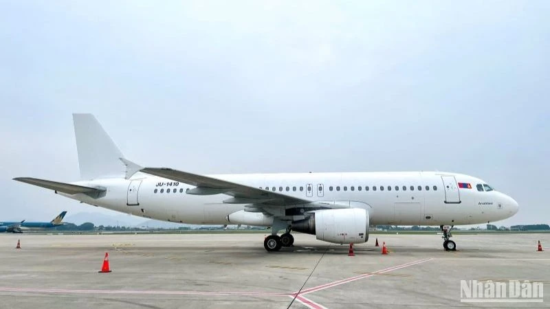 Trưa 5/11, máy bay thân hẹp A320 mang số hiệu JU-1410 đã hạ cánh tại sân bay quốc tế Nội Bài, trở thành tàu bay mới nhất gia nhập đội bay Bamboo Airways trước thềm cao điểm cuối năm.