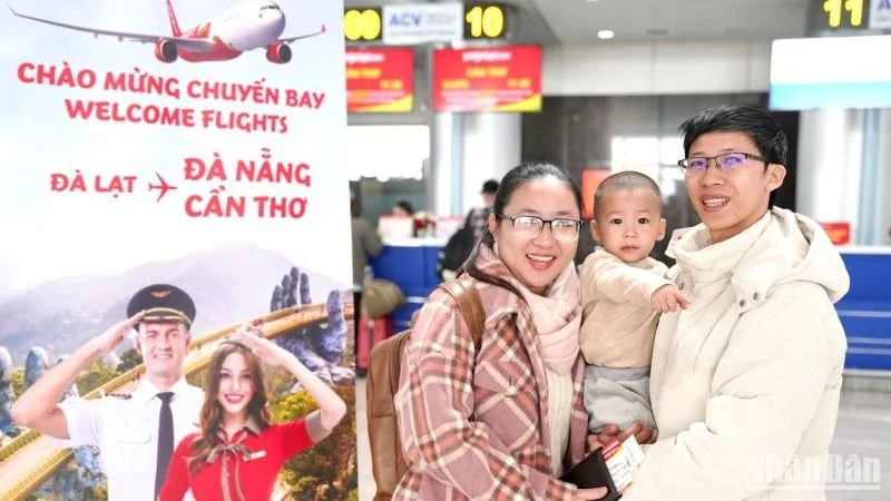 Hãng hàng không Vietjet mở lại cùng lúc các đường bay kết nối Đà Lạt-Cần Thơ, Đà Lạt-Đà Nẵng và Đà Nẵng-Phú Quốc (tỉnh Kiên Giang) trong hai ngày 7 và 8/11.