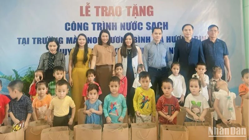 Trao tặng công trình nước sạch cho Trường mầm non Hương Bình.