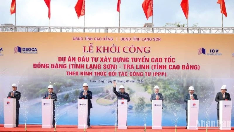 Thủ tướng Phạm Minh Chính và đại diện các bộ, ngành, địa phương liên quan phát lệnh khởi công dự án đường cao tốc Đồng Đăng-Trà Lĩnh.