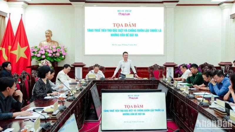 Toàn cảnh tọa đàm “Tăng thuế tiêu thụ đặc biệt và chống buôn lậu thuốc lá - những vấn đề đặt ra” tổ chức mới đây tại Hà Nội.