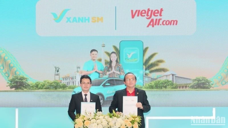 Hãng hàng không Vietjet và Xanh SM vừa ký hợp tác chiến lược để phát triển đa dạng các dịch vụ tiện ích dành cho người dân và du khách, quảng bá du lịch, thu hút đầu tư tại Việt Nam, Indonesia và cả khu vực.