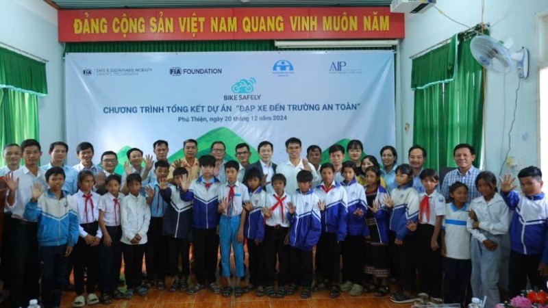 Các em học sinh, giáo viên và đại biểu tại lễ tổng kết dự án 