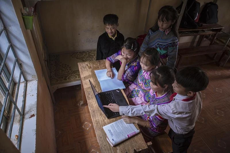 Ứng dụng công nghệ vào học tập trở thành một trong những kỹ năng mềm không thể thiếu của trẻ em hiện đại. Ảnh: UNICEF 
