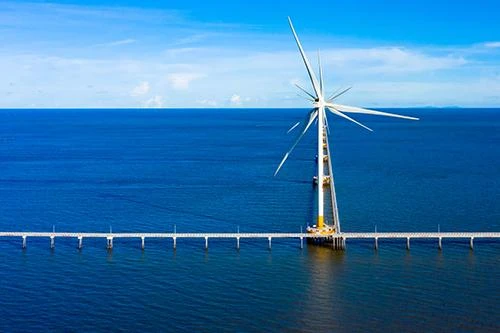 Nhà máy điện gió Đông Hải 1 tại huyện Duyên Hải, tỉnh Trà Vinh với quy mô 25 trụ turbine, công suất 4MW/trụ, được khánh thành đầu năm 2022. Ảnh: TRUNG NAM
