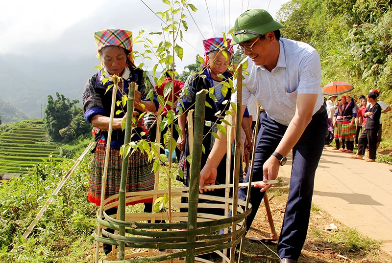 Bí thư Huyện ủy Nông Việt Yên cùng các đoàn viên tham gia ngày cuối tuần tình nguyện, trồng hoa, làm đường bê-tông cho dân. 