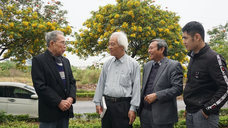 Nhà văn Nguyễn Bắc Sơn (thứ hai, từ trái sang) gặp gỡ các bạn văn. Ảnh: VĂN HỌC