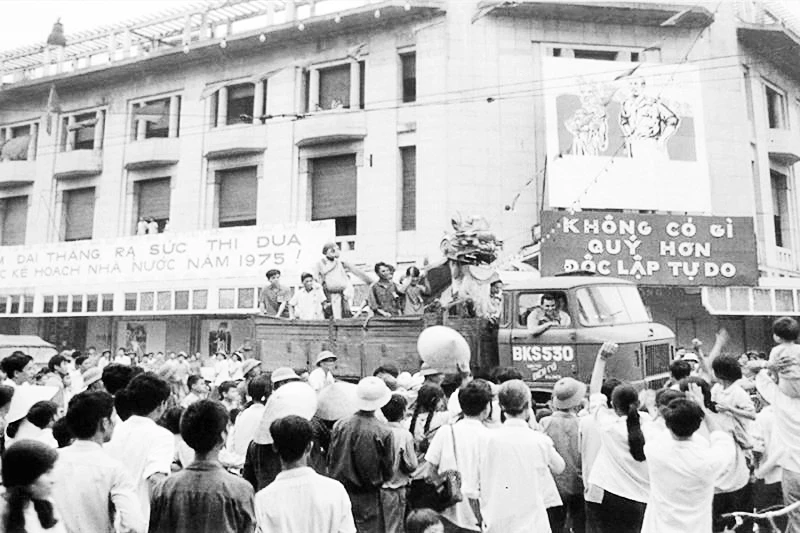 Sau khi nghe tin Sài Gòn giải phóng, hàng chục vạn người dân Thủ đô Hà Nội đã đổ ra đường mừng ngày thống nhất đất nước. Ảnh tư liệu