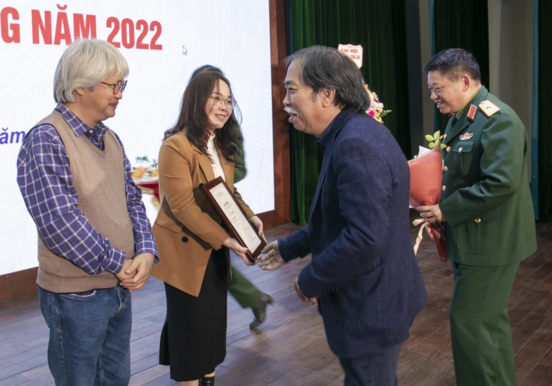 Nhà thơ Phùng Thị Hương Ly (thứ hai, trái sang) nhận giải Nhì-cuộc thi Thơ năm 2021-2022 của Tạp chí Văn nghệ quân đội. Ảnh: Vũ Duy