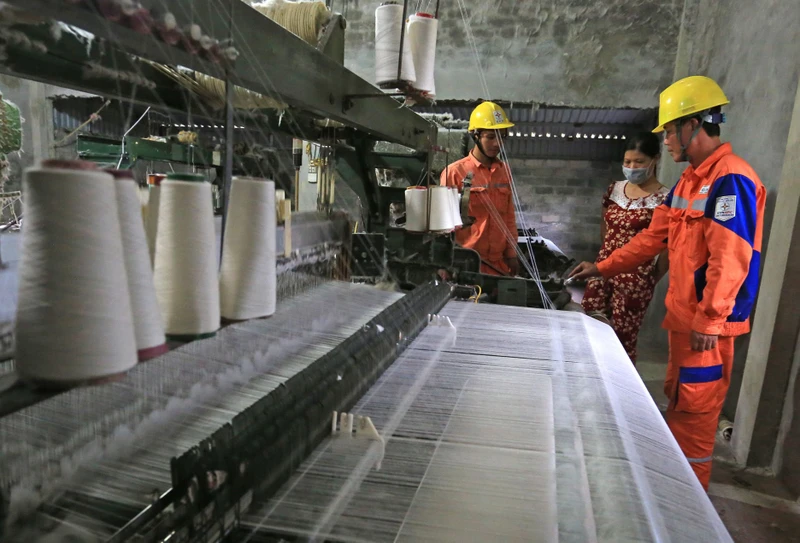 Tuyên truyền sử dụng điện tiết kiệm, hiệu quả cho các hộ sản xuất thuộc làng nghề dệt huyện Lý Nhân, tỉnh Hà Nam. Ảnh: NGỌC HÀ