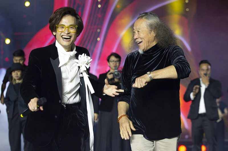 Ca sĩ Hà Anh Tuấn và nghệ sĩ Kitaro (phải) trong đêm thứ hai của concert "Chân trời rực rỡ" tại Ninh Bình. Ảnh: ĐẠI NGÔ