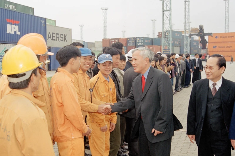 Phó Thủ tướng Vũ Khoan thăm, chúc Tết cán bộ, công nhân viên cảng Chùa Vẽ (Hải Phòng) nhân dịp xuân Quý Mùi (2003). Ảnh: NHAN SÁNG