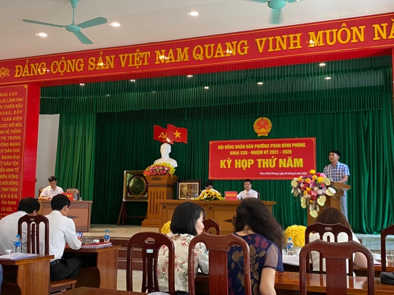 Chủ tịch UBND phường Phan Đình Phùng (thị xã Mỹ Hào, Hưng Yên) Vương Văn Toàn chia sẻ, từ xã lên phường, cán bộ cần thích ứng nhanh với mô hình chính quyền đô thị. Ảnh: Hoàng Lê