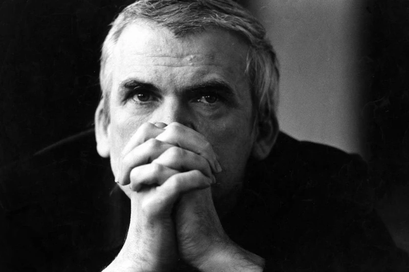 Milan Kundera - Nặng nhẹ cũng một đời...