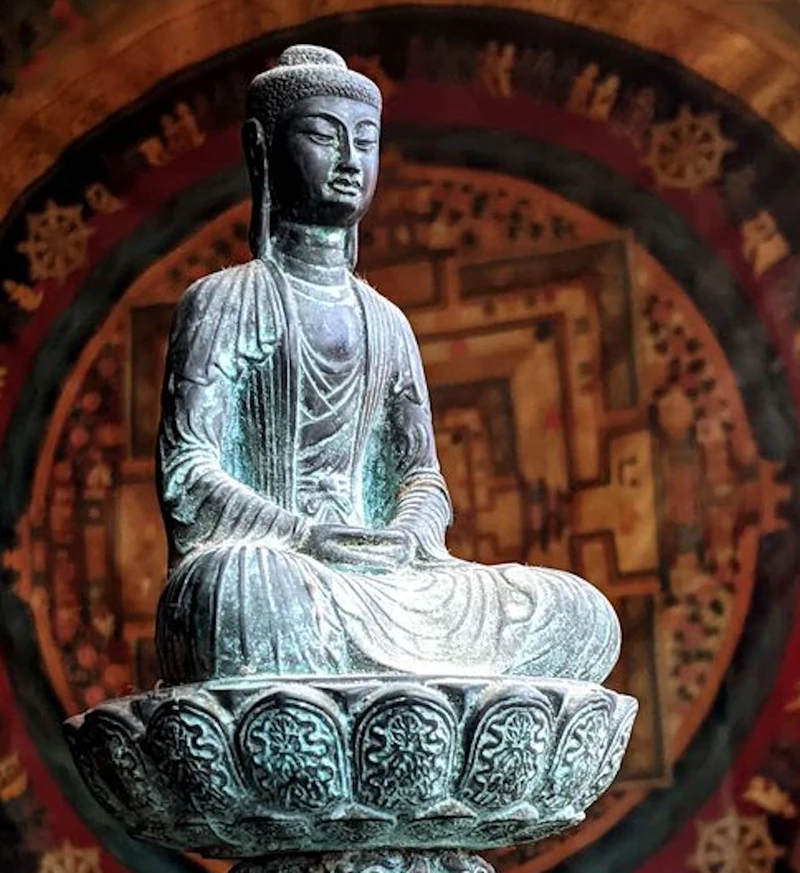 Tượng Phật A di đà – Bảo vật quốc gia tại chùa Dạm (Bắc Ninh) với phiên bản thu nhỏ bằng đồng dùng làm đồ thờ tự, trang trí, lưu niệm.