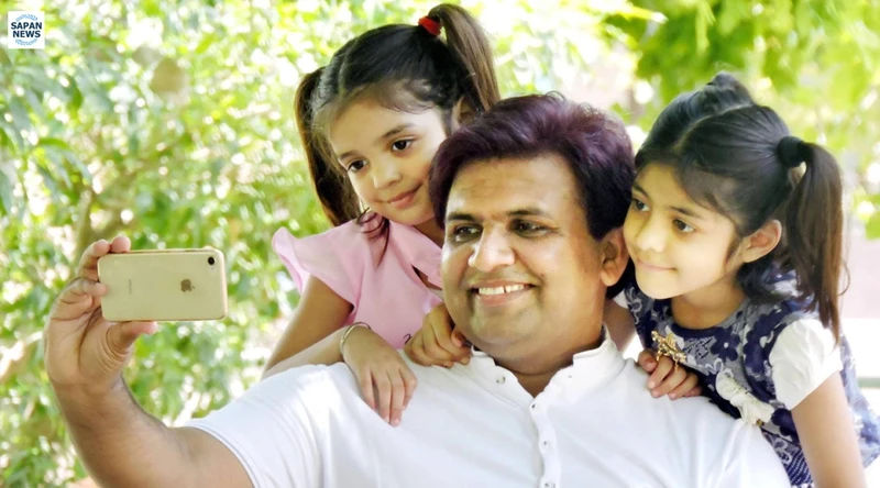 Jaglan chụp ảnh selfie với hai con gái trong chiến dịch vận động bình đẳng giới mang tên #SelfieWithDaughter. Ảnh: Indian Express