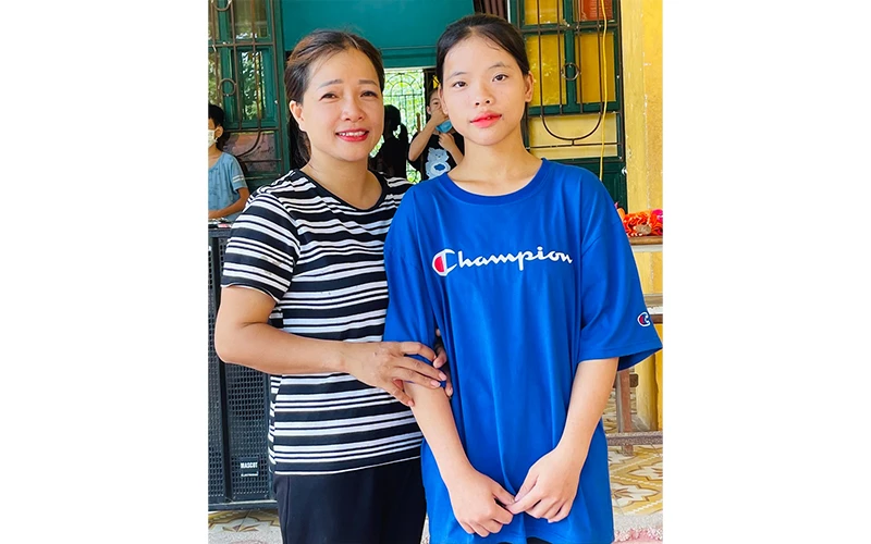 Cô giáo Hà Thị Huyền và cháu Triệu Thị Trang.