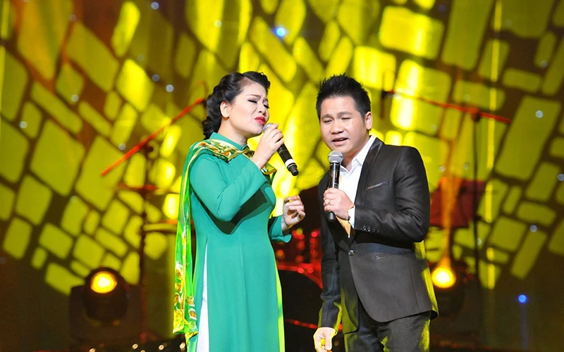 Ca sĩ Trọng Tấn (bên phải) và Anh Thơ biểu diễn trong một chương trình nghệ thuật. Ảnh: Nguyễn Đăng