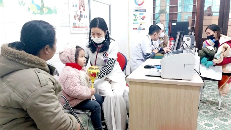 Mỗi ngày, Bệnh viện Sản-Nhi Nghệ An thăm khám cho khoảng 600 bệnh nhi.