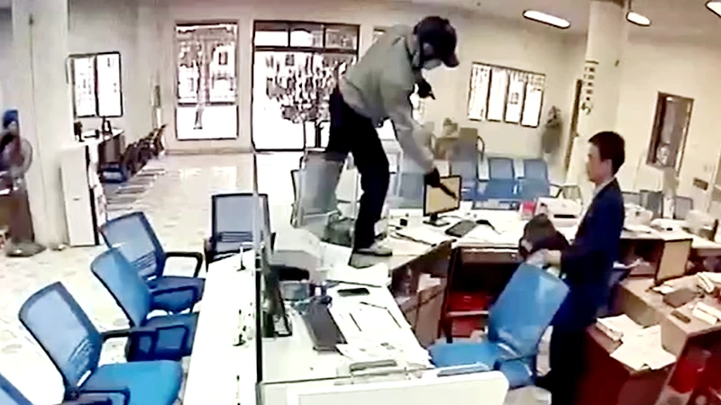Đối tượng thực hiện hành vi cướp ở Ngân hàng Vietinbank chiều ngày 1/2. (Ảnh: cắt từ video clip).