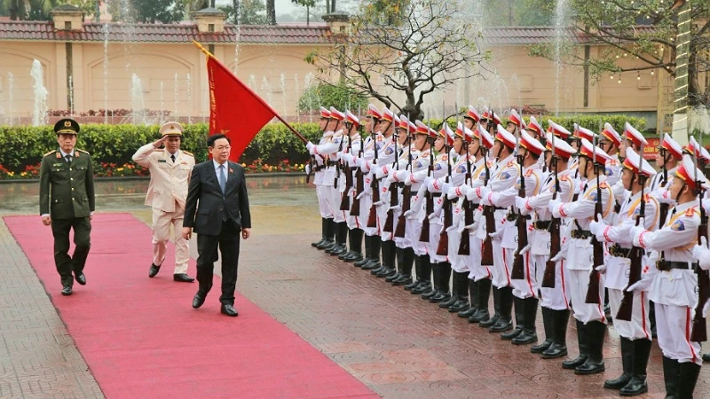 View - Chủ tịch Quốc hội Vương Đình Huệ thăm, chúc Tết cán bộ, chiến sĩ Công an tỉnh Nghệ An