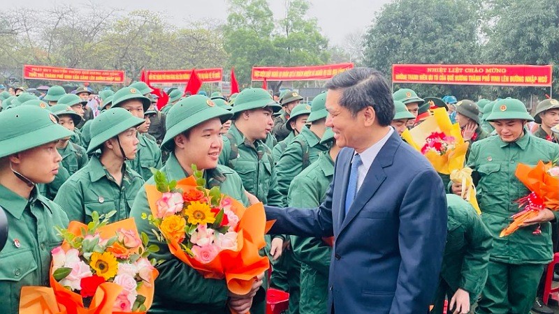 Phó Bí thư Tỉnh ủy Nghệ An Hoàng Nghĩa Hiếu tặng hoa, động viên, chúc mừng các tân binh lên đường nhập ngũ.